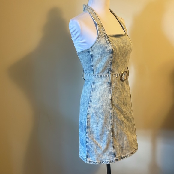 Showpo. (4) NWT light blue wash denim belted halter mini dress zip entry sexy - Picture 4 of 10